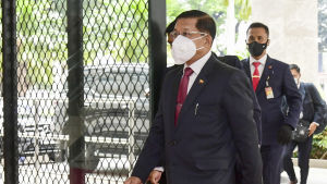 Militärjuntans ledare, general Min Aung Hlain var närvarande på Asean-ländernas toppmöte i Jakarta. Det var hans första utlandsresa sedan militärkuppen i början av februari Militärjuntans ledare, general Min Aung Hlain var närvarande på ASEAN-ländernas toppmöte i Jakarta. Det var hans första utlandsresa sedan militärkuppen i början av februari