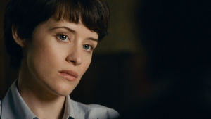 Fortsatt drottninglik. Med stram blick och stoisk hållning möter Claire Foys Janet världen.. Närbild av av Claire Foy som spelar Neil Armstrongs hustru JAnet.