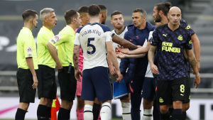 Kaotiska scener utspelade sig efter matchen. Tottenhams spelare och målvaktstränare protesterar mot domarteamet.
