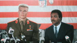 Öst möter väst. Drago (Dolph Lundgren) och Apollo Creed (Carl Weathers) möter pressen i Rocky IV. Drago och Apollo möter pressen inför matchen i Rocky IV.