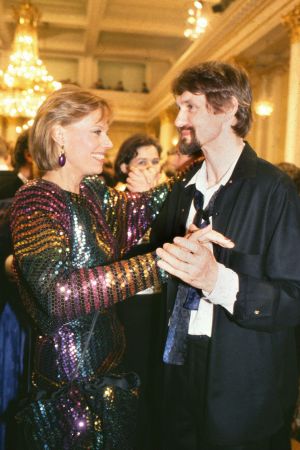 Artisten Arja Saijonmaa och skådespelaren Asko Sarkola på dansgolvet 1985 Man och kvinna dansar