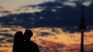 Kyssar och sexuella relationer kan ge allergisk reaktion. Par i solnedgång.