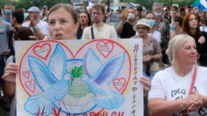 Efterträdarens kommentar om duvor blev att symbolisera motståndsrörelsen. Demonstrationer och missnöje i Chabarovsk efter att guvernör fängslats.