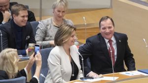 Stefan Löfven till höger sekunderna efter att han blivit vald till statsminister en andra gång. Stefan Löfven fotograferad när han nyss blivit vald till statsminister för sin andra mandatperiod den 18 januari 2019. Löfven är omringad av andra svenska politiker i den svenska riksdagen.