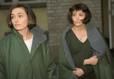 Systrarna Alea (Irina Björklund) och Krista (Nina Hukkinen) i vägsjälar, 1998