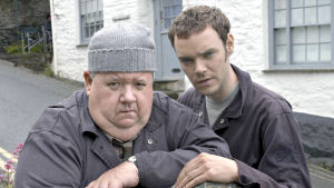Bert Large (Ian McNeice, vas.) ja Al Large (Joe Absolom). Kulmikas tohtori Martin Ellingham perheineen tavataan 7. kauden uusinnoissa.