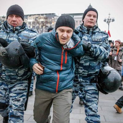 Polisen griper demonstrant under demonstration i Moskva.