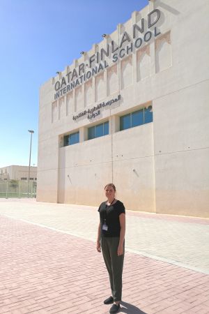 Personalen består också av flera olika nationaliteter men ungefär tvåtredjedelar av lärarna och assistenterna kommer från Finland. Lärare Johanna Winberg utanför Finland International school i Qatar.