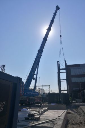 Den här veckan inleds arbetet med de fem pelarna som ska utgöra grunden för själva bron. Det jobbet beräknas ta två veckor. Logomobron
