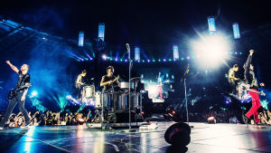 Muse esiintymässä Rooman olympiastadionilla heinäkuussa 2013.