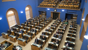 Riigikogu samlades 12 februari för att lyssna på utrikesminister Sven Miksers årsrapport. Det estniska parlamentet samlat för att lyssna på utrikesministerns årsredovisning.