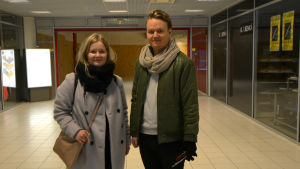 Aura Kiikkala och Aleksi Koivisto tittar på kläder inne i HS-center. Aura Kiikkala och Aleksi Koivisto.