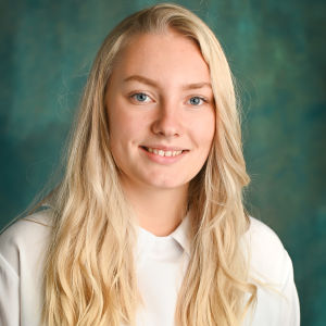 Lina-Lotta Lundström är Ekenäs lucia 2019. Personporträtt av Lina-Lotta Lundström.