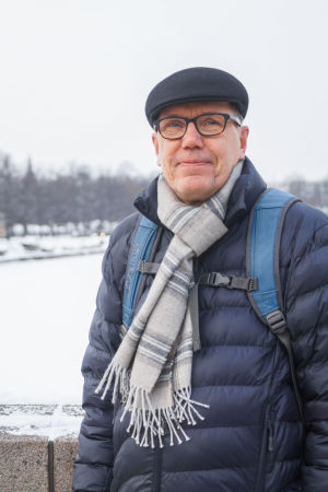 Pekka Ikonen flyttade till Helsingfors för tre år sedan. Han har läst flera böcker som utspelat sig på tiden då det fanns en klar skillnad mellan de olika sidorna av Långa bron. Porträtt på Pekka Ikonen som blev voxpoppad på Långa bron i Hagnäs.