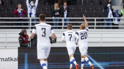Joel Pohjanpalo tuulettaa maalia.