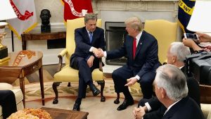 President Niinistö har många gånger fått förklara välfärdssamhället Finland. Här på besök i Vita huset år 2017. Handskakning mellan preisndetnerna Sauli Niinistö och Donald Trump i Vita huset