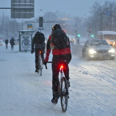 Cyklister i snöoväder.