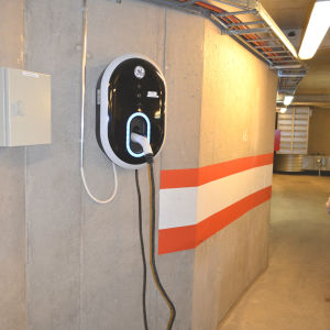 Så här kan en laddningsstation se ut. Privat laddningsstation för hybridbil i parkeringshus.