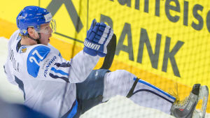 Petri Kontiola hade show 2013 och stannade på 8+8. Det var finländskt poängrekord i ett VM tills Sebastian Aho raderade ut det i Herning. Petri Kontiola jublar, VM 2013.