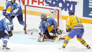 Mats Sundin var med och sänkte Finland många gånger. Mats Sundin gör mål mot Jani Hurme, VM 2003.