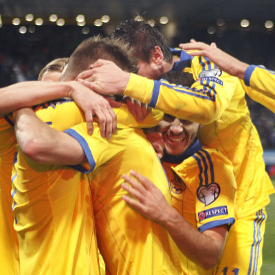 Tisdagskvällen var fin för två blågula fotbollslandslag. Sverige och Ukraina tog sig till EM-slutspelet.