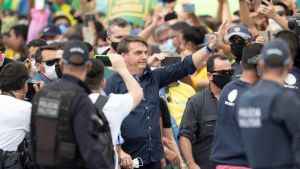 Brasiliens president Jair Bolsonaro anser inte att Brasilien behöver lyssna på andra länder för att lära sig att hantera coronakrisen. "Endel kommer att dö, sånt är livet", säger han och är populärare än någonsin. Brasilianare är kända i grannländerna som okunniga om omvärlden. "Tropikens Trump, president Jair Bolsonaro har förringat epidemins allvar och kallat COVID-19 för en "vanlig flunsa."