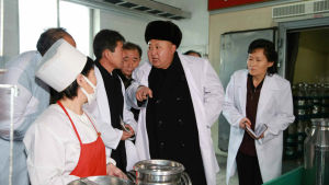 Ett odaterat fotografi av Nordkoreas ledare Kim Jong-Un på besök i en fabrik som tillverkar barnmat 
