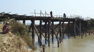 Infrastrukturen är primitiv på landsbygden. Broarna är ofta så fallfärdiga att bara lätta fordon kan använda dem Myanmar