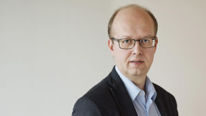 Enligt expert Esa Iivonen borde man satsa på basservice för familjer och se till att skolor har tillräckligt med resurser för att kunna hjälpa barn i tillräcklig utsträckning Bild på Esa Iivonen