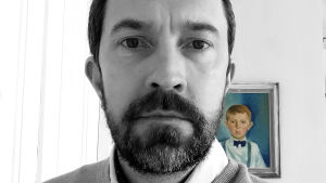Casper Grönblom miste sin pappa i covid-19 för en dryg månad sedan. Familjen fick aldrig en chans att ta avsked av pappan, vilket kan försvåra sorgearbetet. casper grönblom