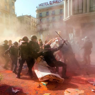 Polisen besprutas med färg i Barcelona.