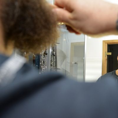 Ville Saaren parta peilistä katsottuna.