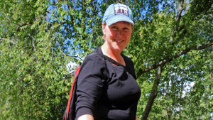 Carmen Pekkarinen vill väcka uppmärksamhet kring hur mycket skräp vi kastar i naturen. Carmen Pekkarinen med hunden Niku