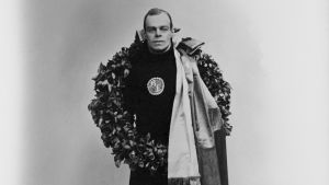 Clas Thunberg är femfaldig olympisk guldmedaljör och världsmästare. Clas Thunberg efter VM-guldet i Stockholm 1923.