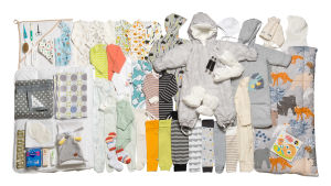 Årets moderskapsförpackning innehåller 63 produkter. En bild på mammlådan 2019 - på bilden syn diverse kläder