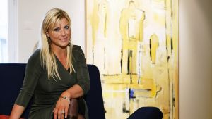 Josefin Nilsson misshandlades svårt både fysiskt och psykiskt av sin ex-pojkvän under 1990-talet. I SVT:s nya dokumentär "Josefin Nilsson - Älska mig för den jag är" berättar hennes syster och kolleger hur misshandeln påverkade henne. Josefin Nilsson