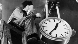 Työtauko Koskelan varikolta. Kuva vuodelta 1962. Työtauko Koskelan varikolla. Mies polttaa telineillä tupakkaa.