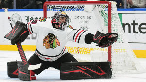 Corey Crawford är Chicagos förstemålvakt för tionde säsongen i rad. Corey Crawford räddar pucken.