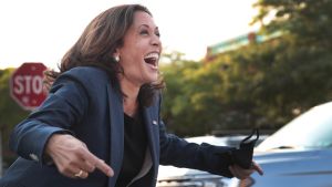 Kamala Harris hälsar supportrar i Milwaukee i Wisconsin i början av september. En storskrattande Kamal Harris rusar framåt mot väntande supportrar.