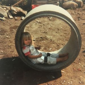 Johanna lapsena kaivonrenkaan sisällä