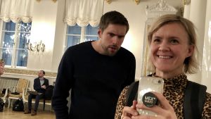 Oliver Kivi och Frida Frankenhaeuser delar med sig sina upptäckter från slottsbalen på Svenska Yles och X3M:s Instagramkonton. Oliver Kivi och Frida Frankenhaeuser tar en spegelselfie på Presidentens slott.