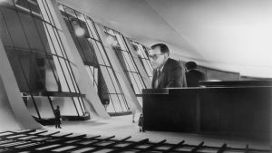 Arkkitehti Eero Saarinen suunnittelemansa Dulles International Airportin pienoismallin sisällä