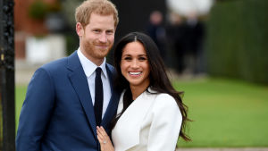 Prinssi Harry ja Meghan Markle. Prins Harry och Meghan Markle poserar inför fotografer.