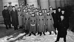 SS-män på permission från fronten besöker IKL:s riksdagsgrupp. Frivilliga finländare i Waffen-SS.
