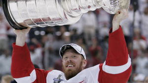 Johan Franzén har spelat över 700 matcher för Detroit Red Wings, men upprepade hjärnskakningar satte stopp för karriären. Johan Franzén med Stanley Cup-pokalen.