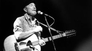 Pete Seeger var en amerikansk musiker, folksångare och aktivist. En av hans kändaste låtar är Where Have All the Flowers Gone som han skrev tillsammans med Joe Hickerson. Pete Seeger under en konsert år 1986