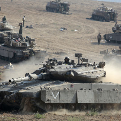 Israels militär på gränsen till Gaza.