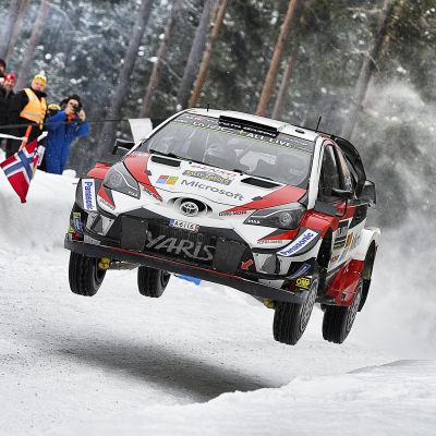 Rallyföraren Esapekka Lappi flyger fram i sin Toyota på snöiga vägar.