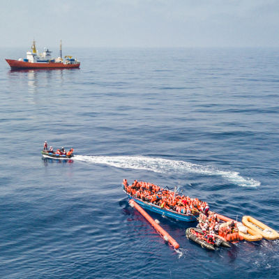 Räddningsinsats för att rädda migranter på Medelhavet.