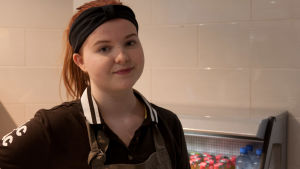 Julia Halttunen är noga med hygienen i sitt arbete på ett café i Borgå. Flicka som jobbar i café.